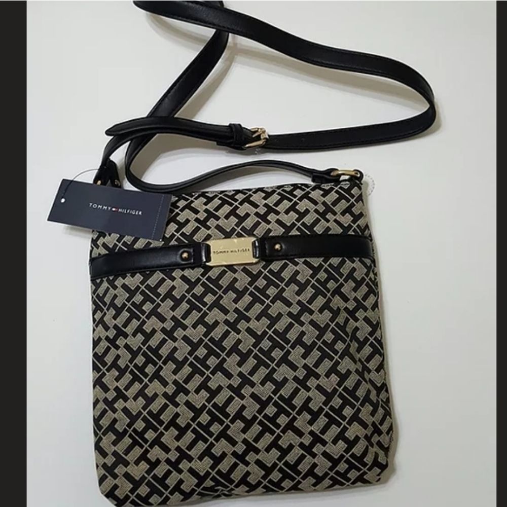 🤩New with tags Tommy Hilfiger crossbody bag